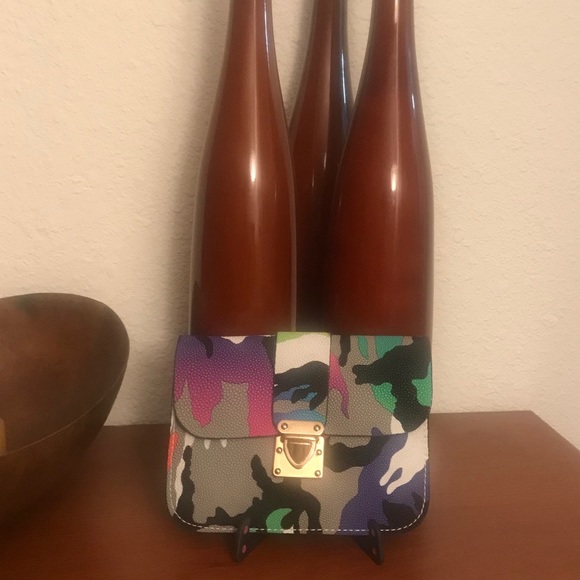 Camouflage Petite Crossbody Bag - Picture 2 of 4